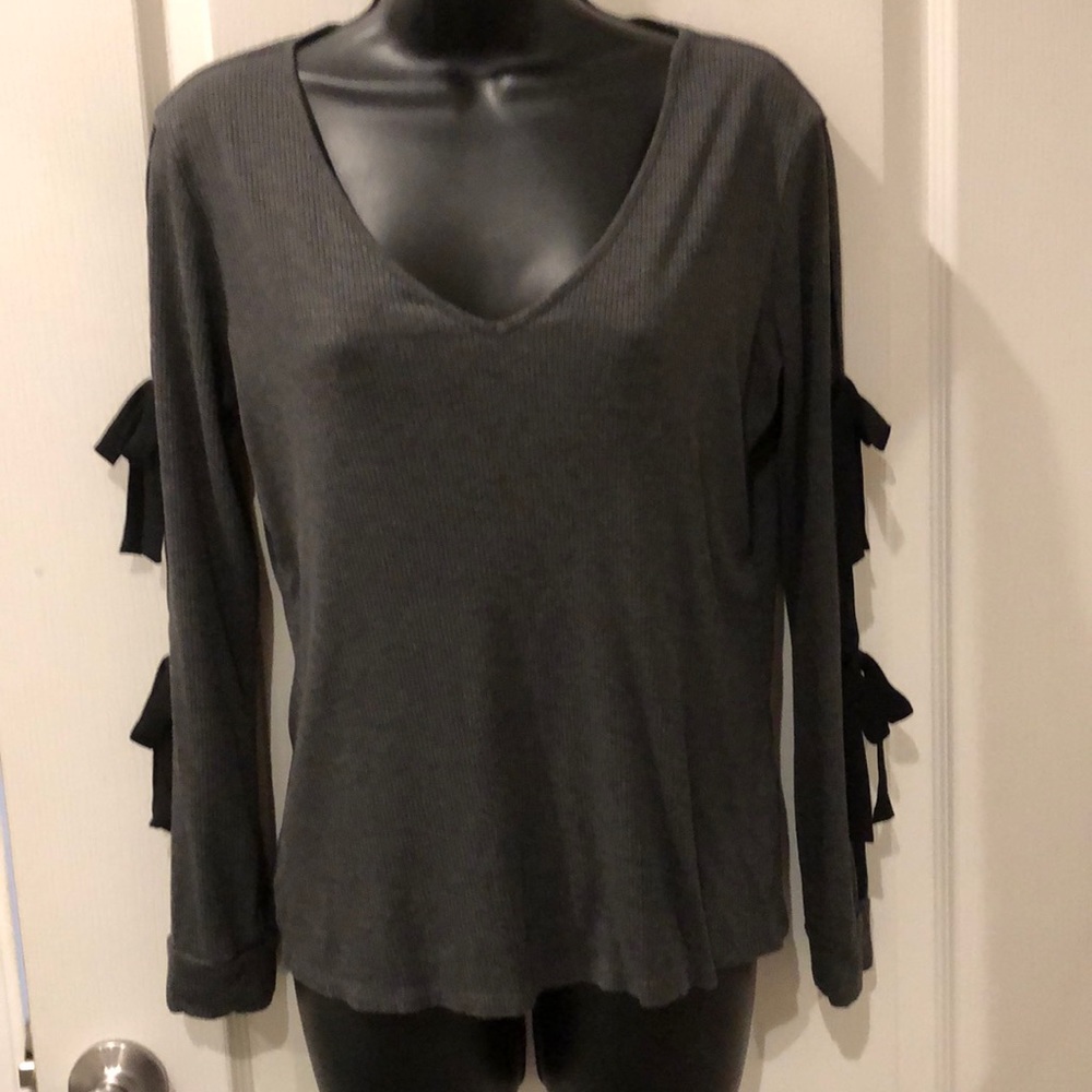 Ribbed long sleeved t shirt.